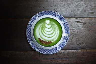 Bir fincan yeşil çay, matcha latte.