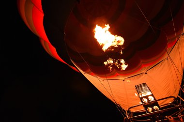 Akşam gökyüzü hava balonu