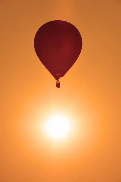 Πολύχρωμο αερόστατο που πετούν στο ηλιοβασίλεμα — Φωτογραφία Αρχείου