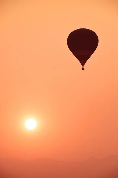 Napnyugtakor színes hőlégballon repülés — Stock Fotó