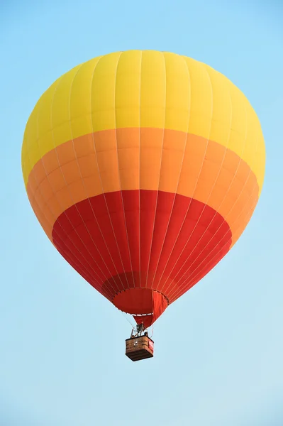 Renkli sıcak hava balonları mavi gökyüzü günbatımı karşı — Stok fotoğraf