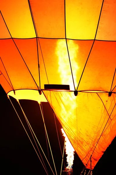 Ballon d'air dans le ciel du soir — Photo