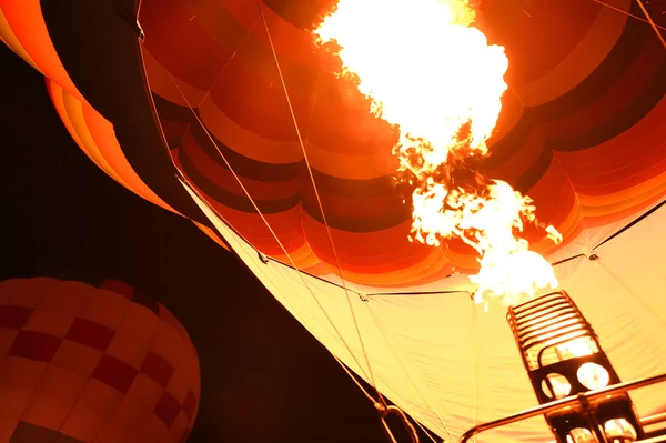 Ballon d'air dans le ciel du soir — Photo