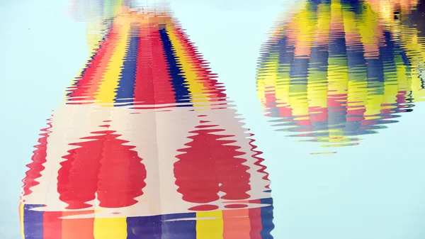 Blur of colorful hot air balloons against a blue sunset sky — Stock Photo, Image