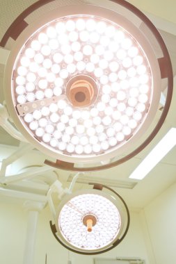 operasyon odasında iki ameliyat lambaları