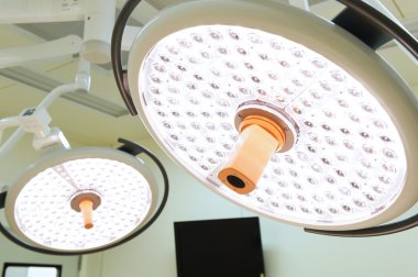 operasyon odasında iki ameliyat lambaları