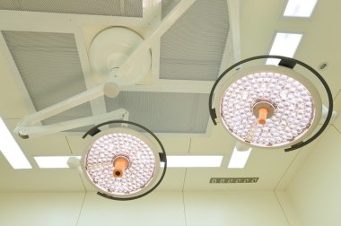 operasyon odasında iki ameliyat lambaları