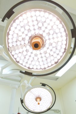 operasyon odasında iki ameliyat lambaları