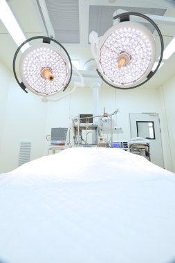 Modern ameliyathanede ekipman ve tıbbi cihazlar