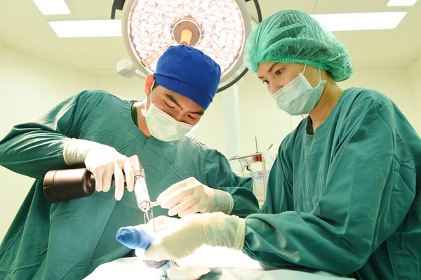 Two veterinarian surgeons in operating room — Stock Photo, Image