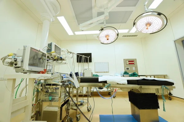 Equipamentos e dispositivos médicos em sala de cirurgia moderna — Fotografia de Stock