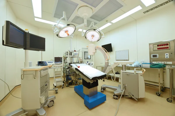 Geräte und medizinische Geräte im modernen Operationssaal — Stockfoto