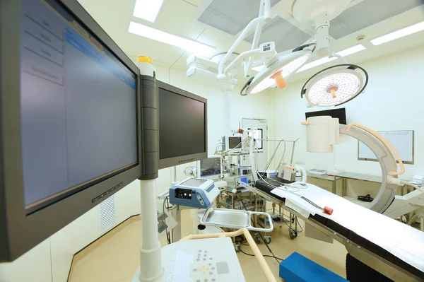 Equipos y dispositivos médicos en quirófano moderno —  Fotos de Stock
