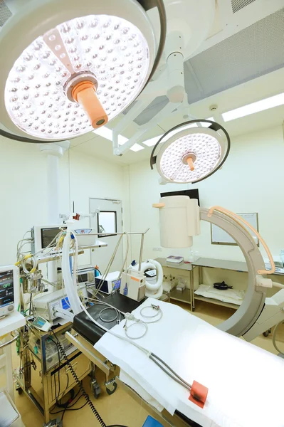 Equipment and medical devices in modern operating room — Stock Photo, Image