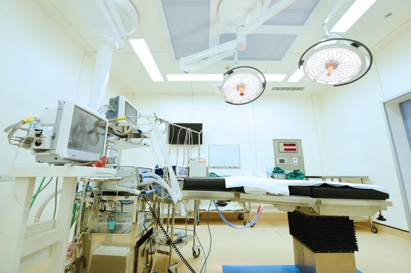 Equipamentos e dispositivos médicos em sala de cirurgia moderna — Fotografia de Stock