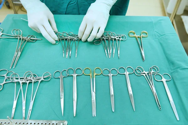 Prise de vue détaillée des instruments chirurgicaux stérilisés — Photo