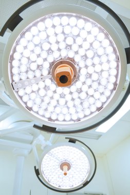 operasyon odasında iki ameliyat lambaları