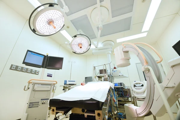 Sprzęt i wyroby medyczne w nowoczesnej sali operacyjnej — Zdjęcie stockowe