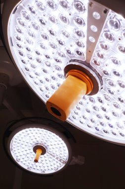 operasyon odasında iki ameliyat lambaları