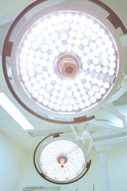 operasyon odasında iki ameliyat lambaları