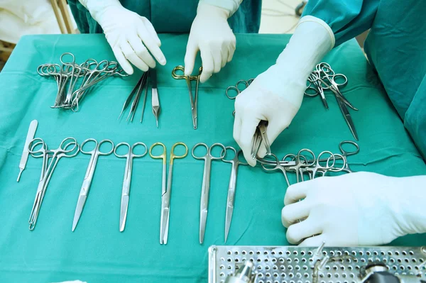 Detalhe tiro de instrumentos de cirurgia esterilizados — Fotografia de Stock