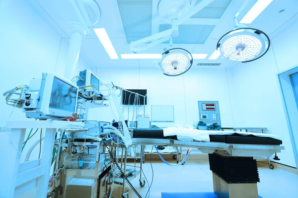 Equipment and medical devices in modern operating room — Stock Photo, Image