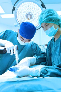 Ameliyathanede iki veteriner cerrah var.