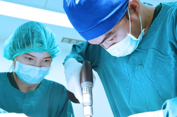 Dois cirurgiões veterinários na sala de operações — Fotografia de Stock