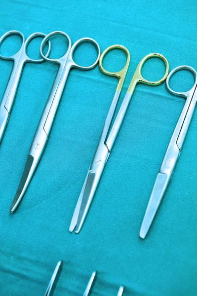 Detalhe tiro de instrumentos de cirurgia esterilizados com uma mão agarrando uma ferramenta — Fotografia de Stock