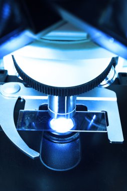 mikroskop kan Laboratuvarı görüntüsünü kapatmak