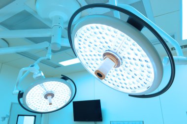 operasyon odasında iki ameliyat lambaları