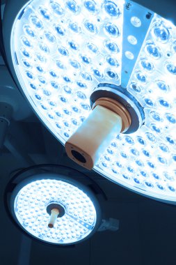 operasyon odasında iki ameliyat lambaları