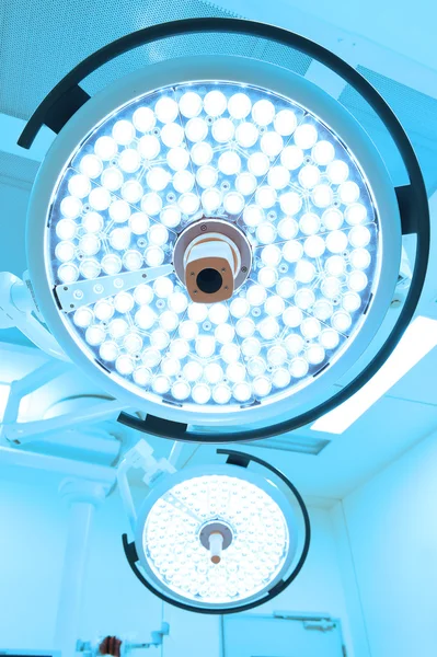 Twee chirurgische lampen in operatie kamer — Stockfoto