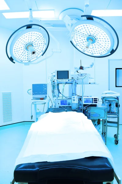 Equipment and medical devices in modern operating room — Stock Photo, Image