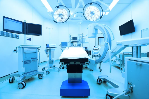 Equipos y dispositivos médicos en quirófano moderno — Foto de Stock