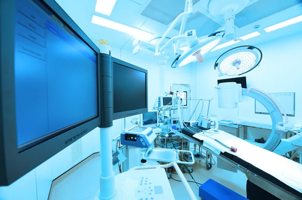 Equipment and medical devices in modern operating room — Stock Photo, Image