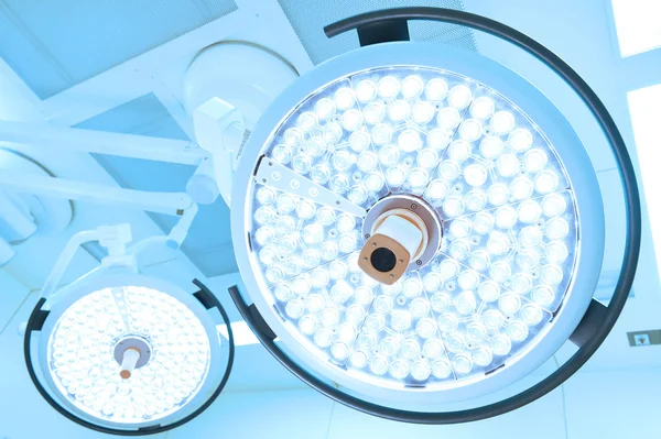 Две хирургические лампы в операционной — стоковое фото