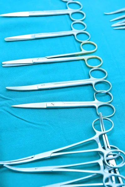 Detalhe tiro de instrumentos de cirurgia esterilizados com uma mão agarrando uma ferramenta — Fotografia de Stock