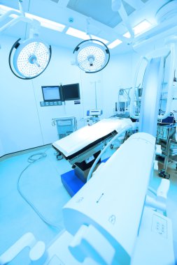Modern ameliyathanede ekipman ve tıbbi cihazlar