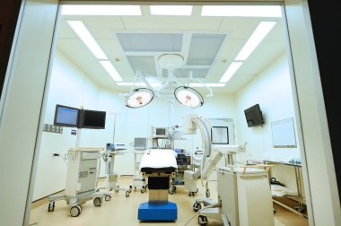 Modern ameliyathanede ekipman ve tıbbi cihazlar