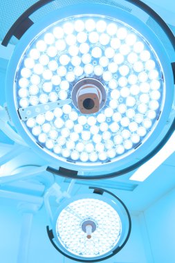 operasyon odasında iki ameliyat lambaları