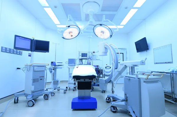 Utrustning och medicintekniska produkter i modernt operationssal — Stockfoto