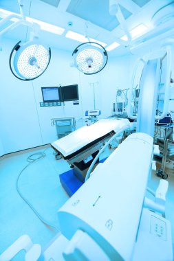 Modern ameliyathanede ekipman ve tıbbi cihazlar