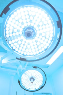 operasyon odasında iki ameliyat lambaları