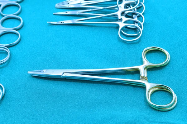 Detalle plano de instrumentos de cirugía esteralizada con una mano agarrando una herramienta — Foto de Stock