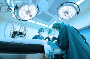 Veteriner Cerrahi operasyon odasında grup 