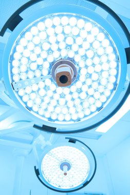 operasyon odasında iki ameliyat lambaları