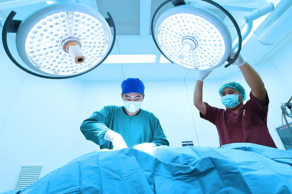 Dois cirurgiões veterinários na sala de operações — Fotografia de Stock