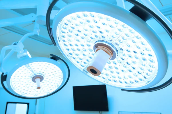 Two surgical lamps in operation room — Stock Photo, Image