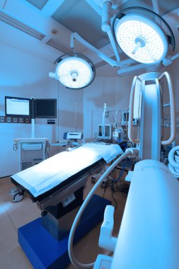 Modern ameliyathanede ekipman ve tıbbi cihazlar 